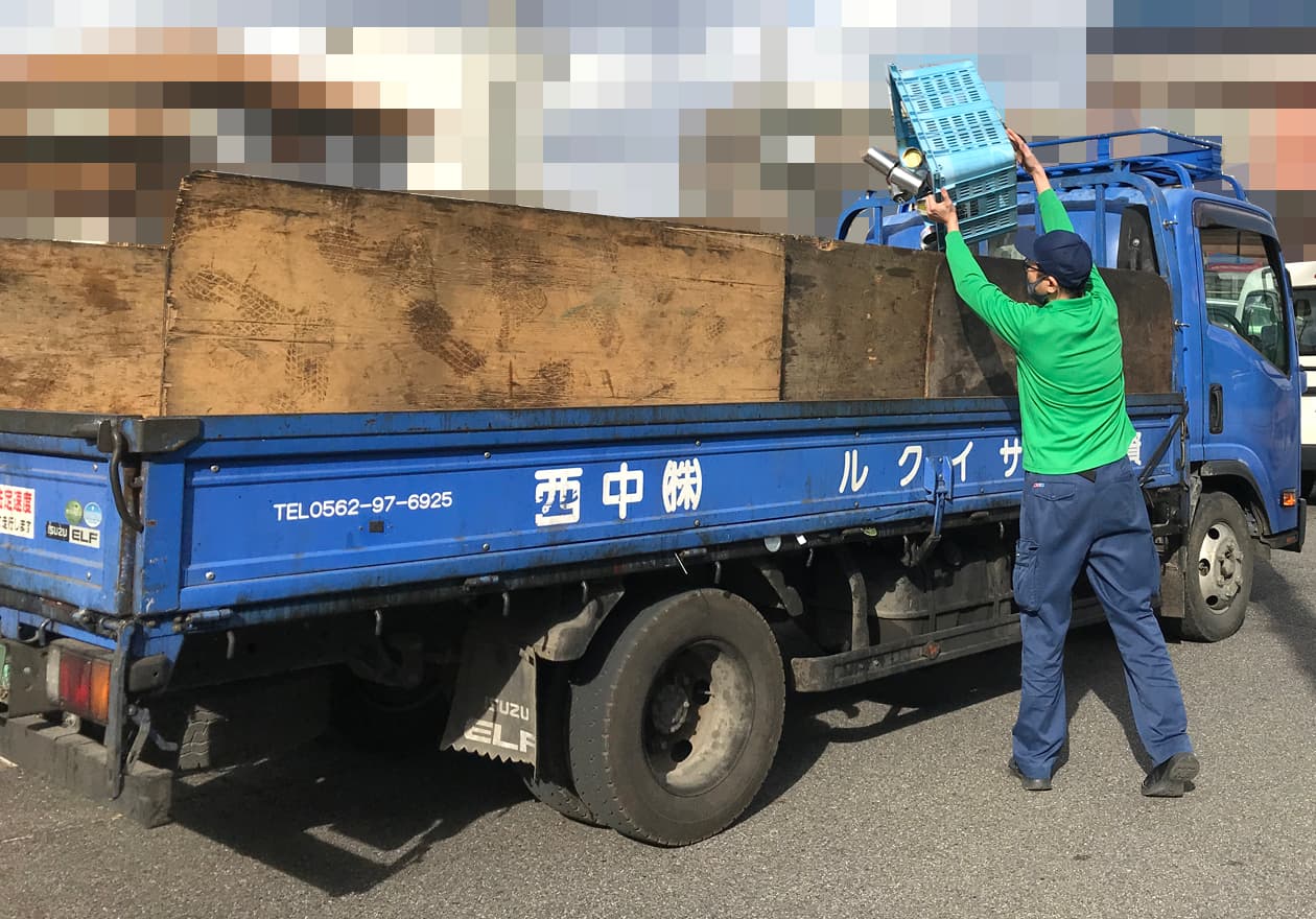 スタッフがC缶号に缶を空けている写真